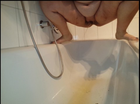 Meinen geilen Sekt in die Wanne gepisst