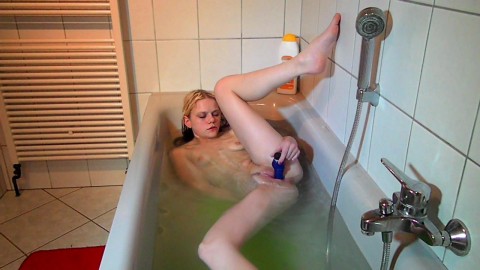 Geil in der Wanne mit Vibrator