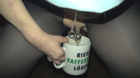 Pisse dem Sklave sein Kaffee Ersatz