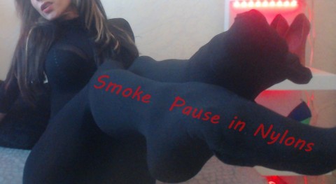 Smoke Pause im Nylon-Catsuit
