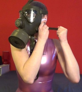 Breathplay mit Gasmaske