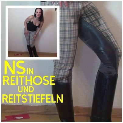 NS in Reithose und Reitstiefeln