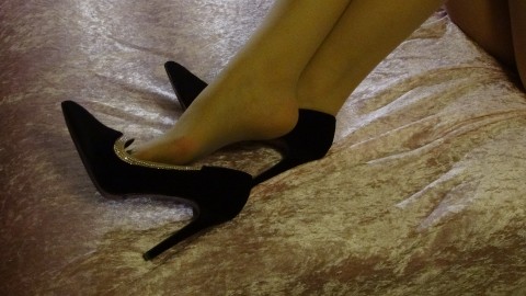 Dangling mit Nylons und Pumps