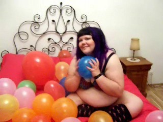 In einem Bett voller Ballons!