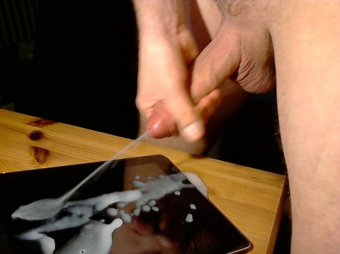 MEGA !!! Precum und cumshot aufs iPad