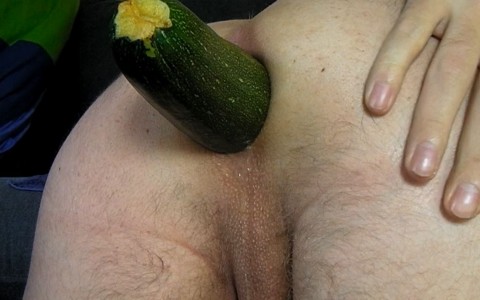 Fette Zucchini in den Arsch gerammt!