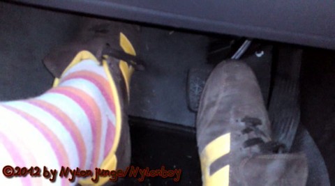 FAN 13 - Ringelsocken und Sneaker im Auto