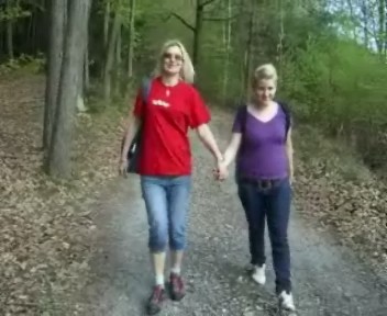 Hand in Hand im Wald Spazieren!!