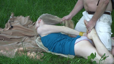 Rollenspiel-Beim Picknick gefesselt-1