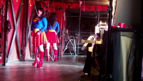 Supergirl in Schellen fest