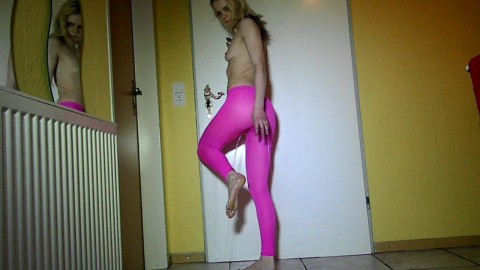 Pinke Leggins eingepisst