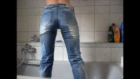 Pipi in die Jeans