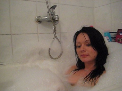 Shakira in Badewanne