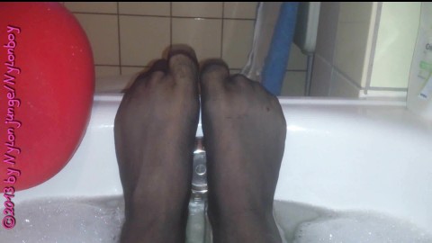 Nylonfüsse in der Badewanne