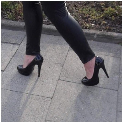 Schwarze Heels unterwegs