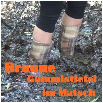 Braune Gummistiefel im Matsch