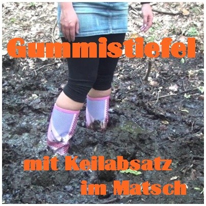 Gummistiefel mit Keilabsatz im Matsch