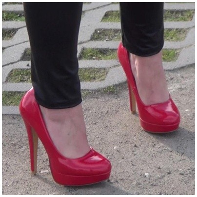 Rote Heels, schwarze wetlook Leggins