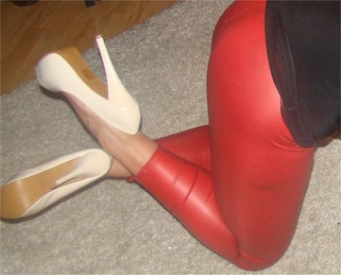 Knackarsch in Latexlegging in High Heels