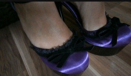 lila Satin High Heels mit meinen sexy Beinen