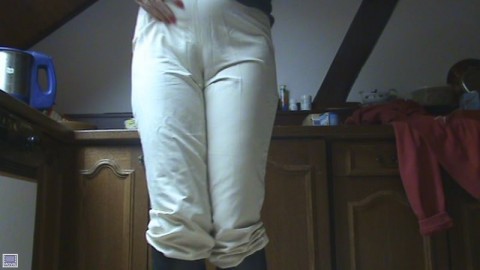 cameltoe in stoffhose und reitstiefel