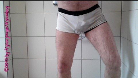 Pissen in weisser Short