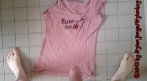 Das pinke T-Shirt bepissen