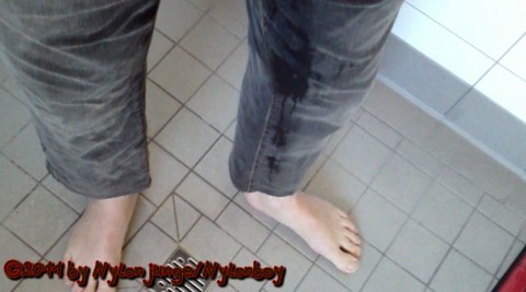 Einpinkeln in Jeans