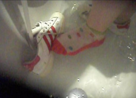 Superstars und Sneakersocken in der Badewanne