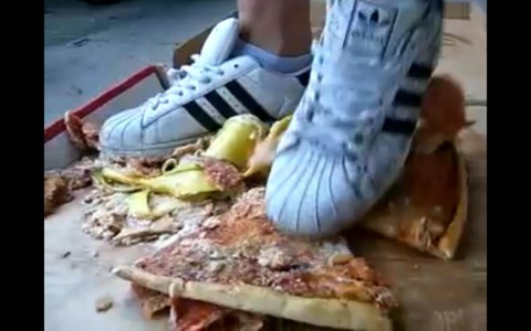 Pizza & Bananencrush mit Sneakers