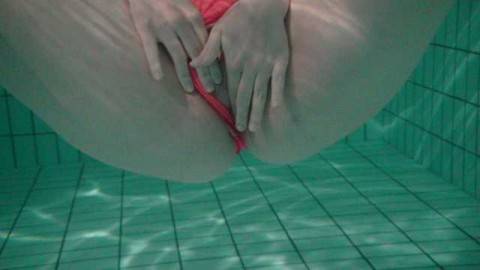 Orgasmus im pinken metallic farbenen Arena Hydrsuit im Pool