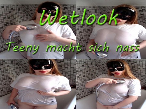 Wetlook Teeny macht sich in der Dusche nass