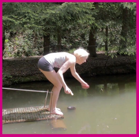 In den Teich gefallen mit Klamotten