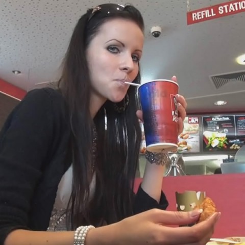 Model im Fastfood Laden gefickt