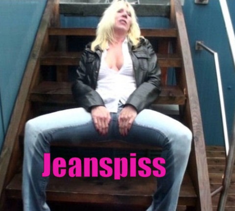 Jeanspiss an der Treppe!