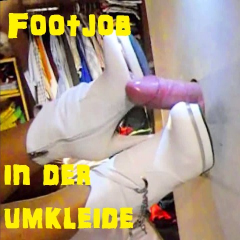 Footjob in der Umkleide - Gloryhole