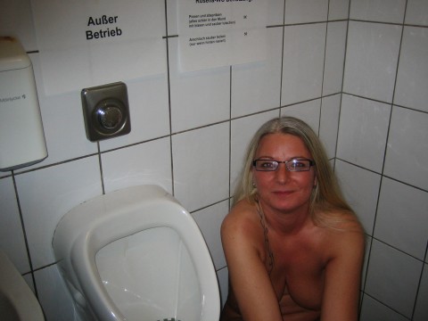 Urinal-Rosella auf dem HerrenWC in der Kneipe