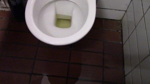 Öffentliches WC mit  Mega Piss eingesaut