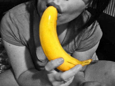 Webcam show with fruit and pussy