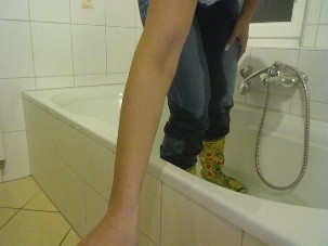 Horny on rubber boots, jeans, piss and bath?