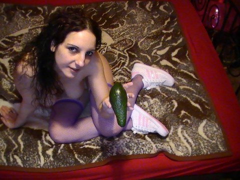 Avocados are too large vür Nahemas little pussy